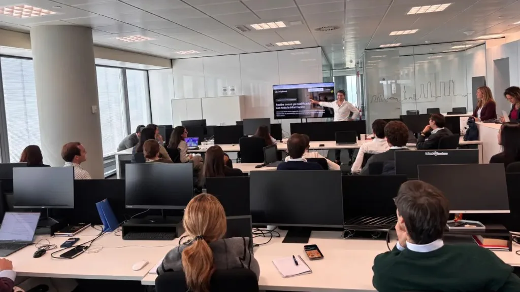 Presentación del producto Legalhood al equipo en la oficina de Madrid